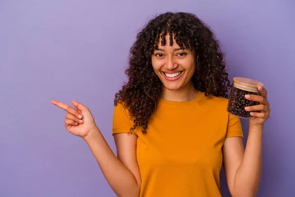 Giovane Donna Razza Mista Possesso Una Bottiglia Chicchi Caffè Isolato — Foto Stock