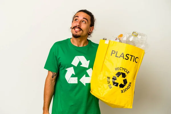 Jonge Blanke Man Met Lang Haar Recycling Plastic Geïsoleerd Witte — Stockfoto