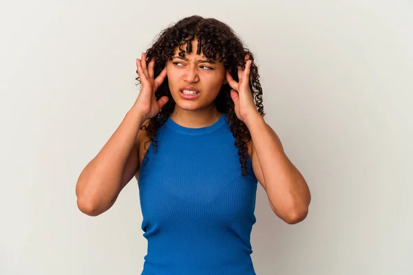 Jong Gemengd Ras Vrouw Geïsoleerd Witte Achtergrond Bedekking Oren Met — Stockfoto