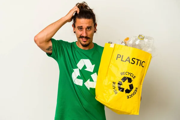 Jonge Blanke Man Met Lang Haar Recycling Plastic Geïsoleerd Witte — Stockfoto