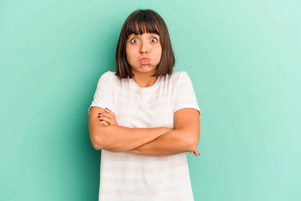 Junge Mischlingshündin Isoliert Auf Blauen Wangen Hat Müden Gesichtsausdruck Gesichtsausdruck — Stockfoto