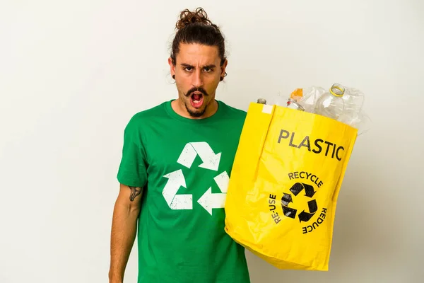 Jonge Blanke Man Met Lang Haar Recycling Plastic Geïsoleerd Witte — Stockfoto