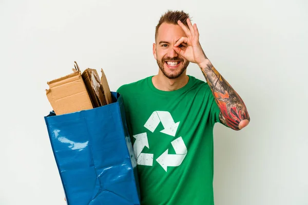 Ung Kaukasisk Tatuerad Man Återvunnen Kartong Isolerad Vit Bakgrund Upphetsad — Stockfoto