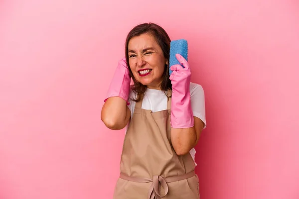 Middelbare Leeftijd Blanke Vrouw Schoonmaken Huis Geïsoleerd Roze Achtergrond Bedekken — Stockfoto