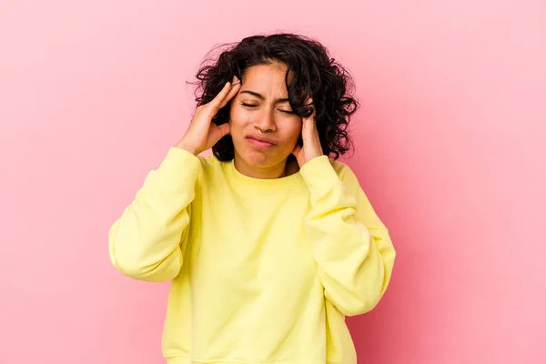 Jovem Mulher Latina Encaracolado Isolado Fundo Rosa Tocando Templos Tendo — Fotografia de Stock