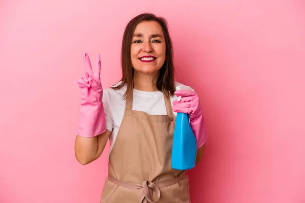 Biała Kobieta Średnim Wieku Sprzątanie Domu Odizolowany Różowym Tle Pokazuje — Zdjęcie stockowe