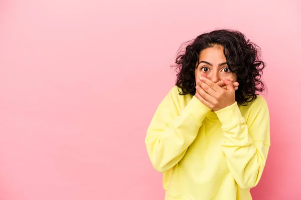 Joven Mujer Latina Rizada Aislada Sobre Fondo Rosa Reflexivo Mirando — Foto de Stock