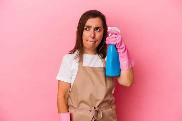 Middle Age Caucasian Woman Cleaning Home Isolated Pink Background Confused — Stock Photo, Image