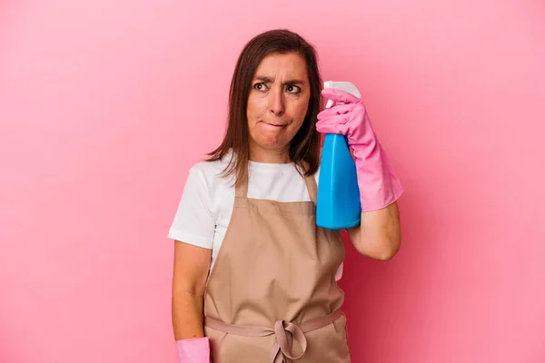 Moyen Âge Femme Caucasienne Nettoyage Maison Isolée Sur Fond Rose — Photo