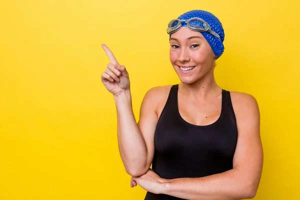 Junge Australische Schwimmerin Isoliert Auf Gelbem Hintergrund Lächelt Fröhlich Und — Stockfoto