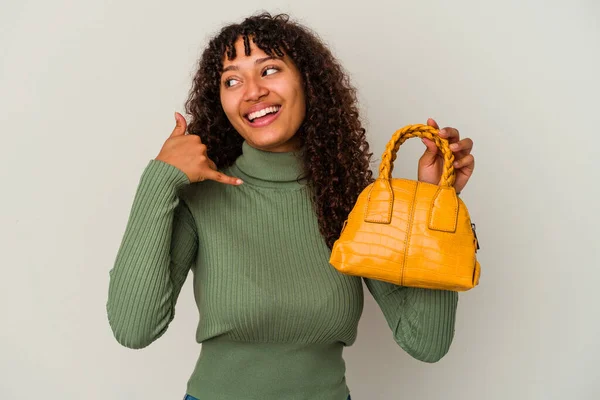 Jovem Mulher Raça Mista Segurando Uma Bolsa Isolada Fundo Branco — Fotografia de Stock