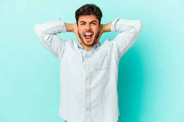 Jovem Caucasiano Isolado Fundo Azul Gritando Com Raiva — Fotografia de Stock