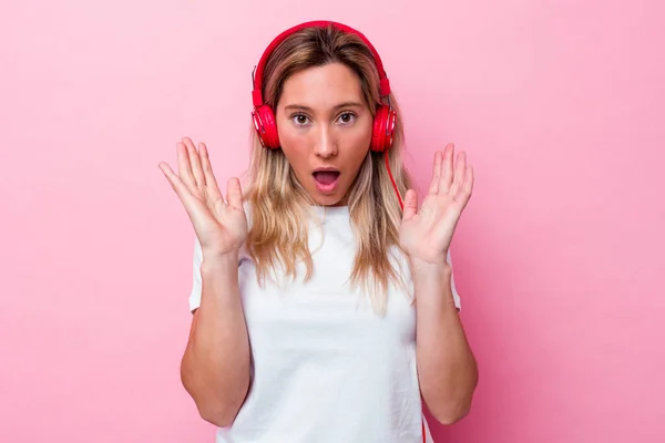 Νεαρή Αυστραλή Γυναίκα Ακούει Μουσική Απομονωμένη Ροζ Φόντο Έκπληκτη Και — Φωτογραφία Αρχείου
