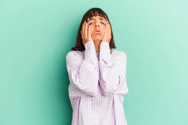 Joven Mujer Raza Mixta Aislada Azul Lloriqueando Llorando Desconsoladamente —  Fotos de Stock