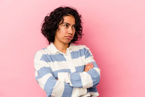 Joven Mujer Latina Rizada Aislada Sobre Fondo Rosa Cansada Una —  Fotos de Stock