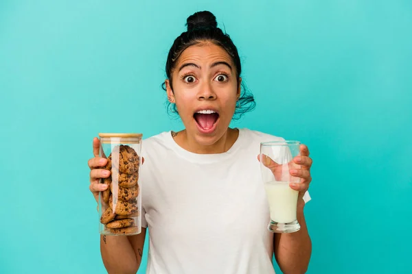 Ung Latinamerikansk Kvinna Som Håller Kakburk Och Ett Mjölkglas Isolerad — Stockfoto