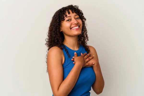 Jonge Gemengde Ras Vrouw Geïsoleerd Witte Achtergrond Heeft Vriendelijke Uitdrukking — Stockfoto