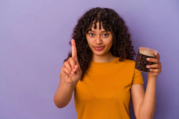 Jovem Mista Segurando Uma Garrafa Grãos Café Isolado Fundo Roxo — Fotografia de Stock