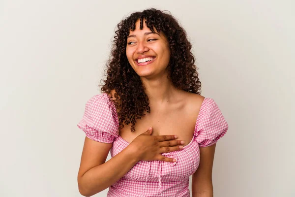 Jong Gemengd Ras Vrouw Geïsoleerd Witte Achtergrond Lacht Uit Luid — Stockfoto