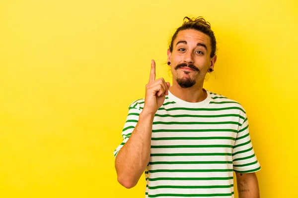 Young Caucasian Man Long Hair Isolated Yellow Background Showing Number — Stock Photo, Image