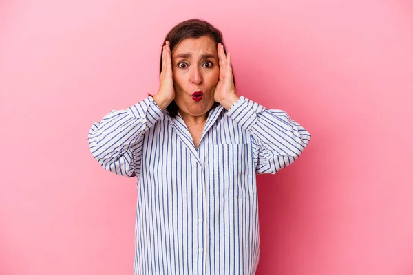 Mujer Caucásica Mediana Edad Aislada Sobre Fondo Rosa Que Sorprende —  Fotos de Stock