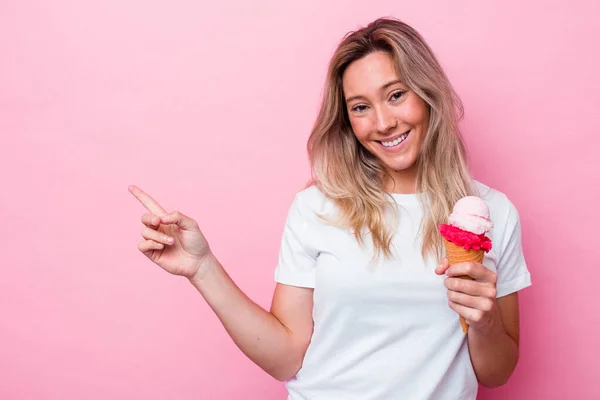 Jeune Australienne Tenant Une Glace Isolée Sur Fond Rose Souriant — Photo