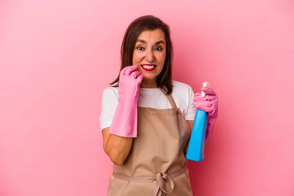 Middelbare Leeftijd Blanke Vrouw Schoonmaken Huis Geïsoleerd Roze Achtergrond Bijten — Stockfoto