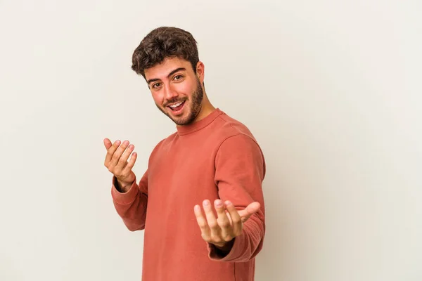 Joven Hombre Caucásico Aislado Sobre Fondo Blanco Señalándote Con Dedo — Foto de Stock