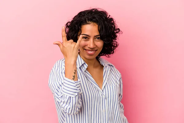 Jong Krullend Latijn Vrouw Geïsoleerd Roze Achtergrond Tonen Rock Gebaar — Stockfoto