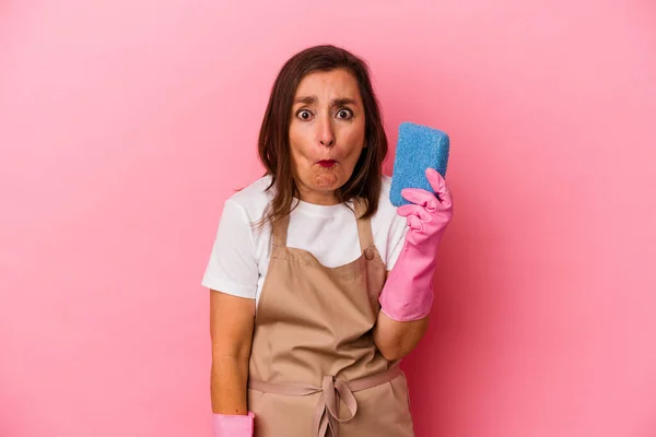 Mulher Caucasiana Meia Idade Limpeza Casa Isolado Fundo Rosa Encolhe — Fotografia de Stock