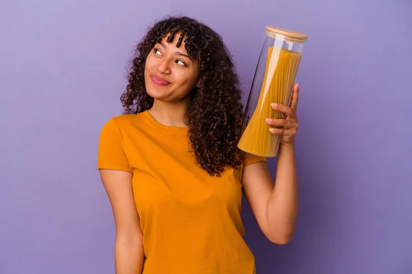 Giovane Donna Razza Mista Che Tiene Spaghetti Isolati Sfondo Viola — Foto Stock