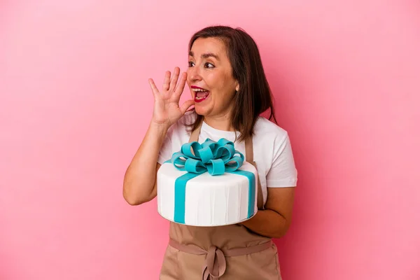 Mujer Chef Pastelería Mediana Edad Sosteniendo Pastel Aislado Sobre Fondo —  Fotos de Stock