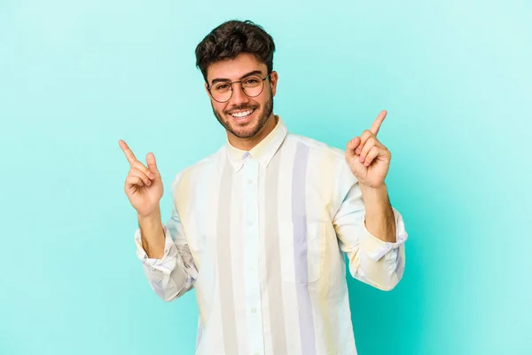 Jeune Homme Caucasien Isolé Sur Fond Bleu Pointant Vers Différents — Photo