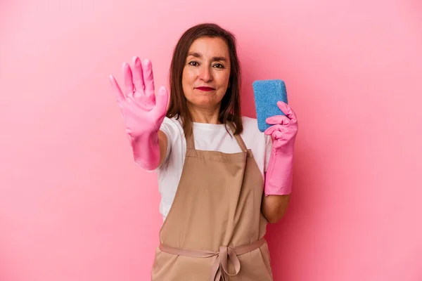 Middelbare Leeftijd Blanke Vrouw Schoonmaken Huis Geïsoleerd Roze Achtergrond Staan — Stockfoto