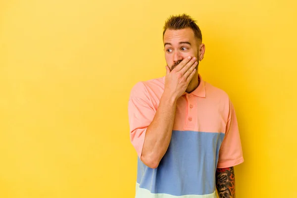 Junge Tätowierte Kaukasische Mann Isoliert Auf Gelbem Hintergrund Nachdenklich Blick — Stockfoto