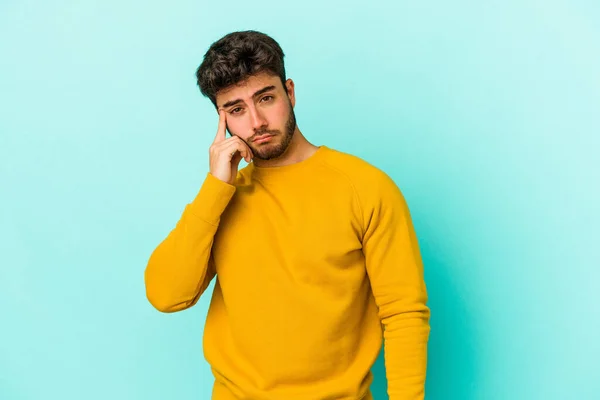 Joven Hombre Caucásico Aislado Sobre Fondo Azul Llorando Infeliz Con —  Fotos de Stock