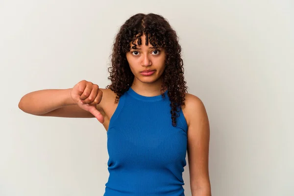 Jonge Gemengde Ras Vrouw Geïsoleerd Witte Achtergrond Toont Een Afkeer — Stockfoto