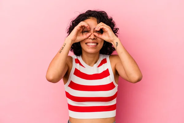 Jong Krullend Latijn Vrouw Geïsoleerd Roze Achtergrond Tonen Oke Teken — Stockfoto
