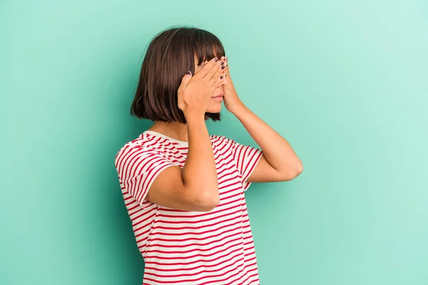 Jeune Femme Mixte Isolé Sur Bleu Peur Couvrant Les Yeux — Photo