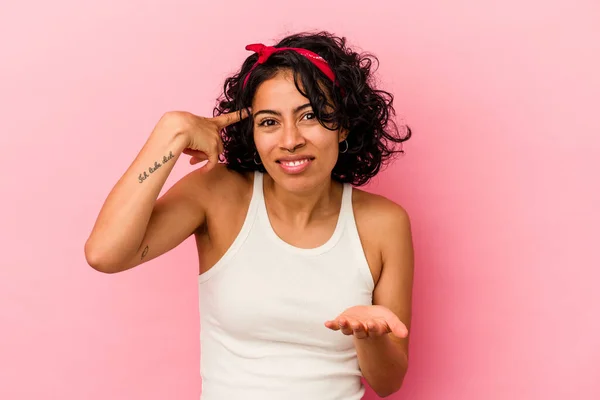 Jong Krullend Latijn Vrouw Geïsoleerd Roze Achtergrond Tonen Een Teleurstelling — Stockfoto