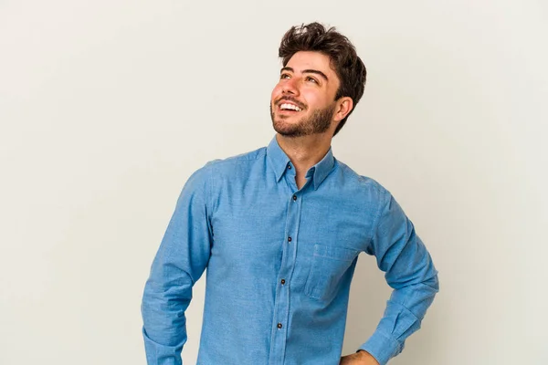 Jovem Caucasiano Isolado Fundo Branco Relaxado Feliz Rindo Pescoço Esticado — Fotografia de Stock