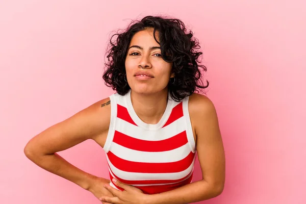 Jonge Krullende Latijn Vrouw Geïsoleerd Roze Achtergrond Met Een Leverpijn — Stockfoto