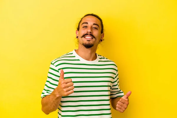 Joven Hombre Caucásico Con Pelo Largo Aislado Sobre Fondo Amarillo — Foto de Stock