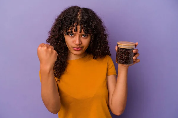 Giovane Donna Razza Mista Possesso Una Bottiglia Chicchi Caffè Isolato — Foto Stock