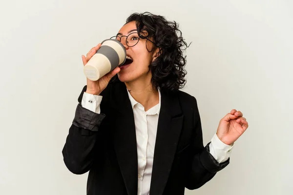 Mladý Latinsky Podnikateležena Pití Kávy Izolované Bílém Pozadí — Stock fotografie