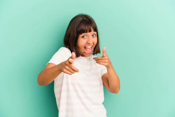 Mujer Joven Raza Mixta Aislada Sonrisas Alegres Azules Apuntando Hacia —  Fotos de Stock