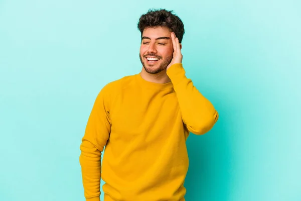 Joven Hombre Caucásico Aislado Sobre Fondo Azul Alegre Riendo Mucho —  Fotos de Stock