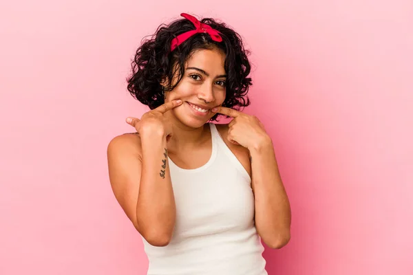 Jong Krullend Latijn Vrouw Geïsoleerd Roze Achtergrond Glimlacht Wijzend Vingers — Stockfoto
