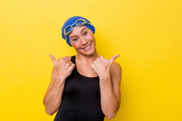 年轻的澳大利亚游泳女子孤身一人 黄种人背景 竖起大拇指 面带微笑 自信满满的 — 图库照片