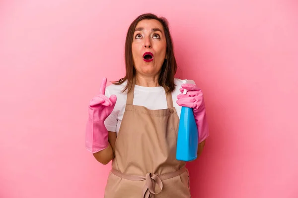 Middle Age Caucasian Woman Cleaning Home Isolated Pink Background Pointing — Stock Photo, Image